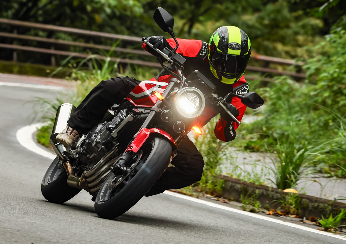 ホンダ　CB400 SUPER FOUR E－Clutch　価格：99万8800円　2022年に惜しまれつつ生産を終了したスーフォアが復活。青木氏はその真価を探るべく、雨の公道をじっくり走らせた