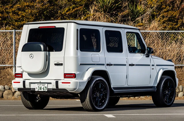 水深85cmも走破のワイルドぶり。リアはスペアタイヤの代わりに収納ボックスを装備