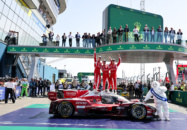4年ぶりにル・マン24時間レースを制したトヨタレーシング7号車（マイク・コンウェイ／小林可夢偉／ニック・デ・フリース組）