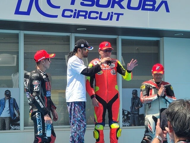 長瀬は今回の筑波ではレースに出場しながら、他カテゴリーの表彰台インタビューを行った