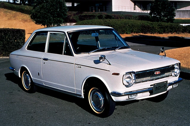 1966年発売の初代カローラ。世界的ベストセラーカーの伝説は、このクルマから始まった