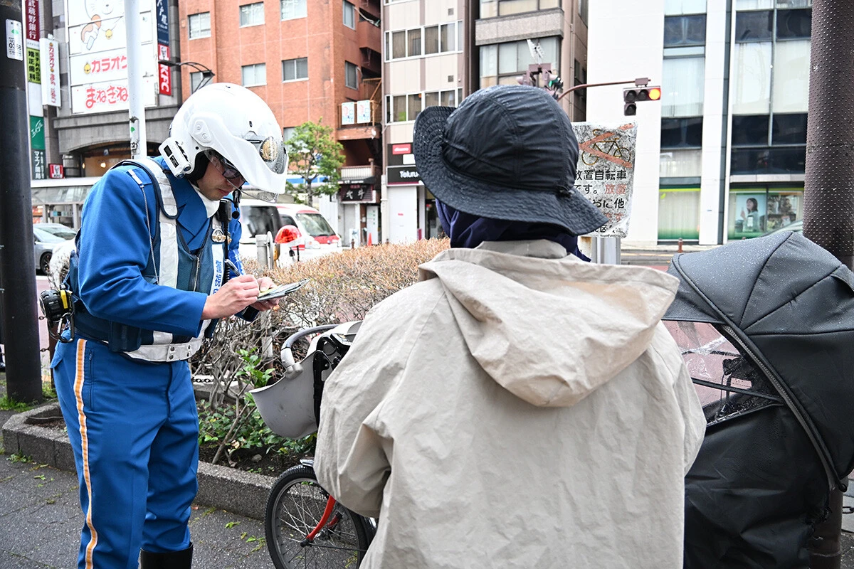 4月1日、自転車の交通違反に反則金を科す「青切符」制度が始まり、都内では警察官が交通ルールの順守を呼びかけていた