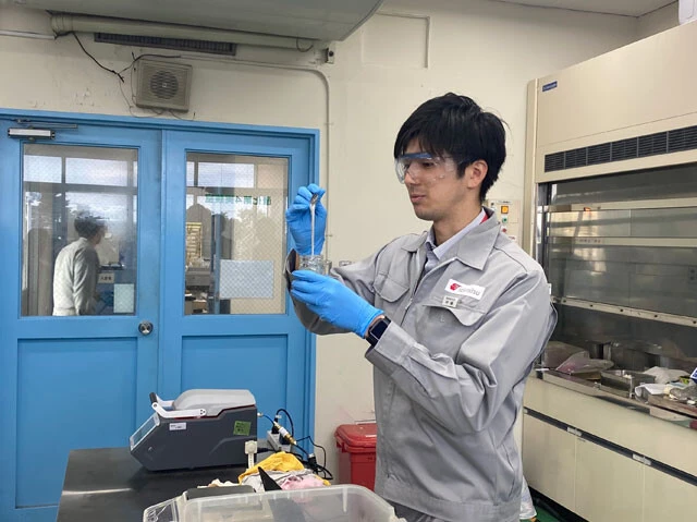 オイル開発の核心・ブレンド工程。目の前で混ざり合った液体は、やがて水あめのような濃密な質感へと変貌した