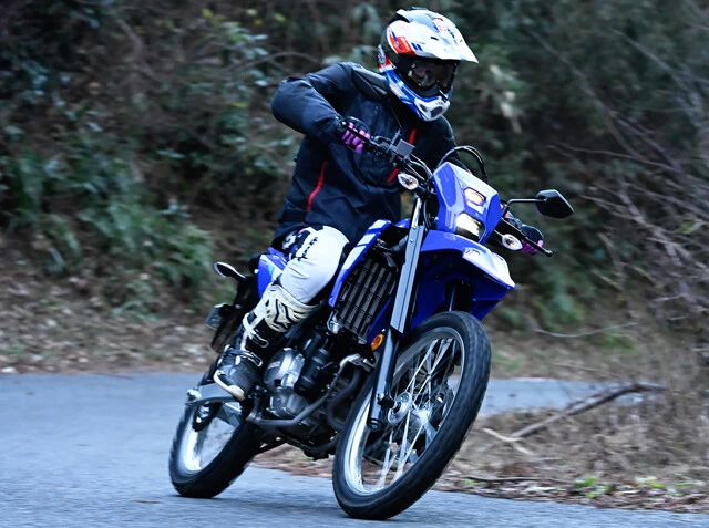 ヤマハ　WR125R ABS　価格：53万9000円　縦2眼ライトのフロントマスクは、昼間でも光量が求められる山林の細い道で、確かな視界を確保する