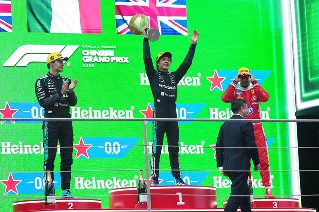 史上最年少の19歳6ヵ月17日でポールポジションを獲得したアントネッリ（中央）。そのまま決勝レースを制し、F1参戦2シーズン目にして自身初優勝を達成した。開幕戦から元気な走りを披露し続ける41歳のハミルトン（右）。通算7度の世界チャンピオンは中国GPでは3位に入り、フェラーリ移籍後初の表彰台に上がった