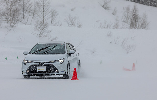 オールシーズンタイヤの新製品クロスクライメート3も、激しく雪が降りしきる中で徹底チェックをブチカマした