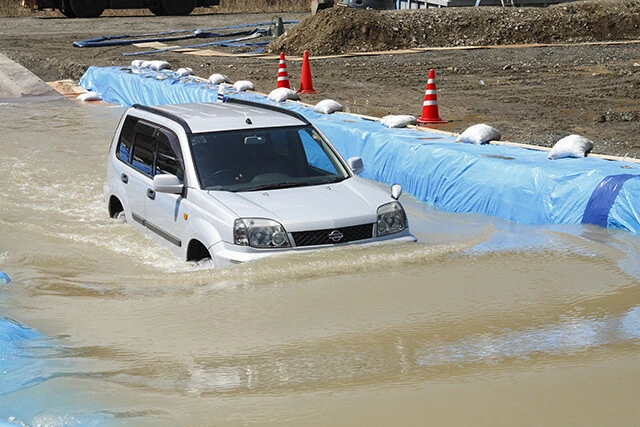 水深60㎝（時速10キロ）　 水深60㎝の条件下では、セダンは時速10キロでも走行途中で停止したが、エンジン位置が高いSUVは冠水路を走破