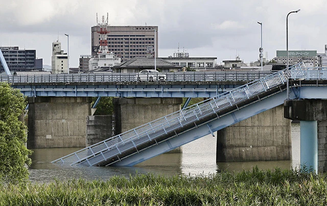 熊本県八代市で地震により歩道部分が崩落した橋。大地震発生時は、道路も交通も周囲の状況も、普段とは違うと考えておきたい