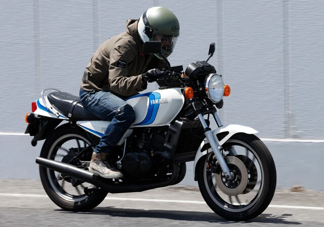 ヤマハ　RZ350　RZ250の兄貴分として1981年に登場。45馬力を発揮する水冷2スト並列2気筒が鬼加速を生み出し、ナナハンキラーの異名も！