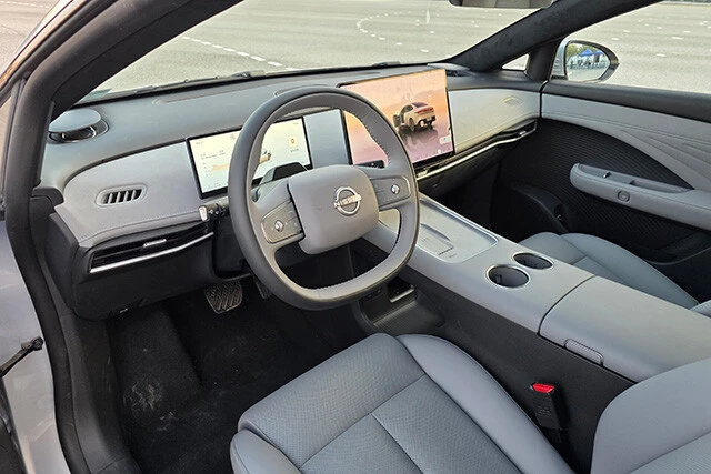 室内には、冷温庫や15.6インチ2.5K高精細センターディスプレーなど快適装備も充実