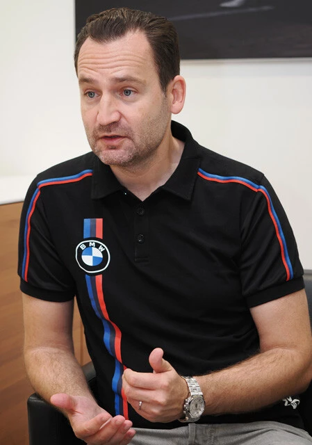 BMWモトラッドのモータースポーツ責任者、スヴェン・ブルッシュ氏にも、納得いくまでじっくり話を聞いた青木氏