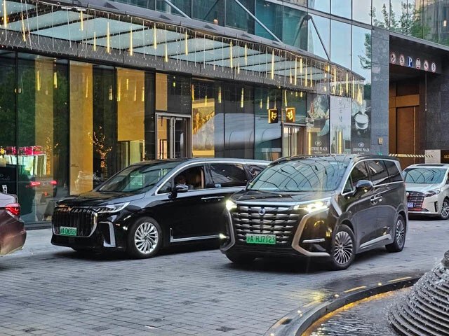 上海の街で存在感を増している中国製高級ミニバン。右はBYD系高級ブランド・DENZAの「D9」、左は東風汽車系高級ブランド・VOYAHの「ドリーマー」で、山本シンヤ氏が現地で徹底チェックした2台。トヨタのアルファード／ヴェルファイアやレクサスLMが築いた牙城に、中国勢が本気で挑み始めている