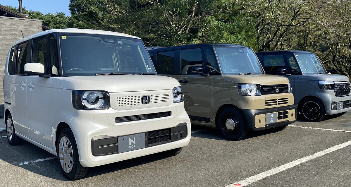 日本市場で圧倒的な人気を誇るホンダの軽スーパーハイトワゴン、N-BOXシリーズ。左から標準、ジョイ、カスタム