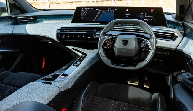 上下フラットの小径ステアリングとデジタルパネルで構成した、プジョー独自のワイドスクリーン