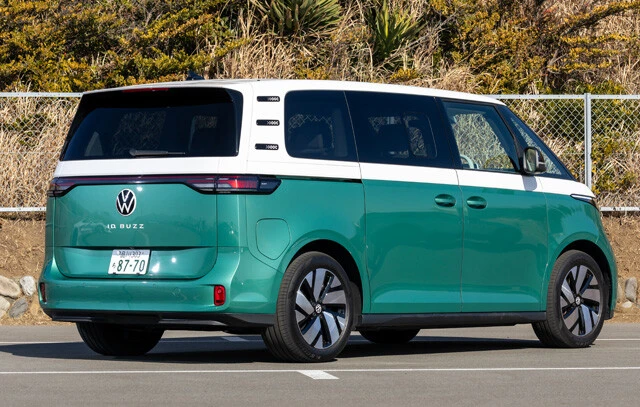 今回の試乗車は、写真で見るよりデカい。このダイナマイトボディの車重は2550kg！