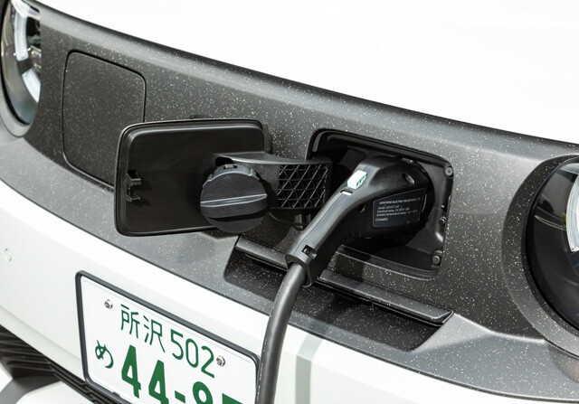 普通・急速共に給電口はフロントに配置。航続距離は274km（WLTCモード）