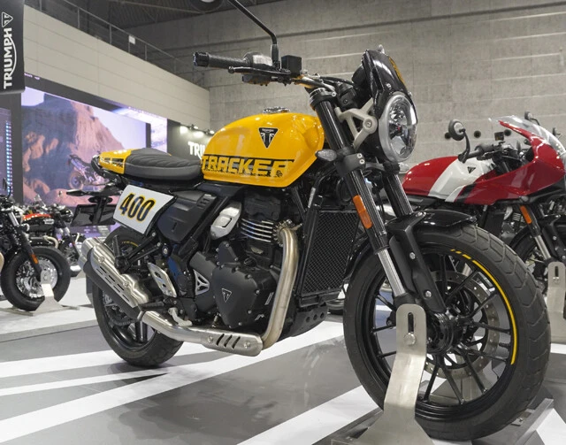 【次点】トライアンフ　トラッカー400　肘を張るワイドハンドルのアップライト姿勢がキマる、ダートトラックレーサースタイル。これで価格は80万9900円というから魅力的