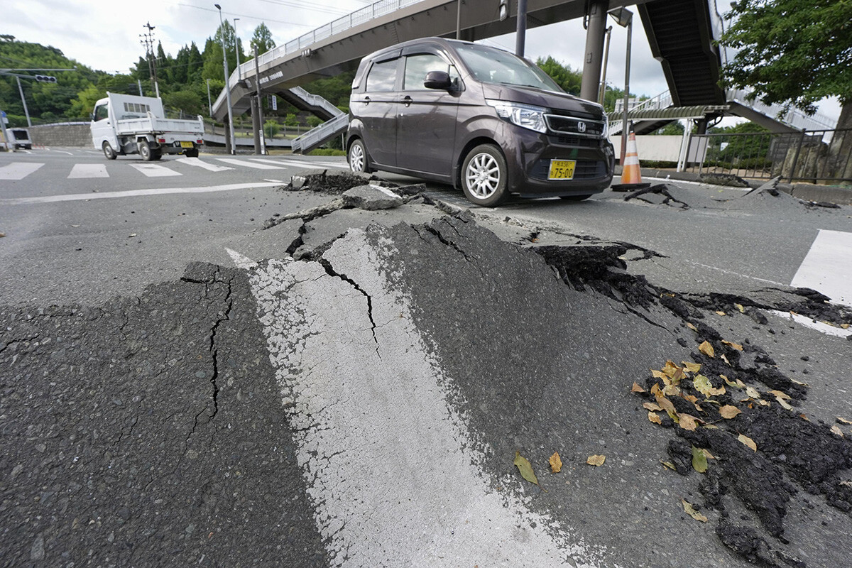 熊本県氷川町では地震の影響で道路が大きく変形。信号も停電で機能しなくなり、ドライバーは普段とはまったく異なる状況への対応を迫られた