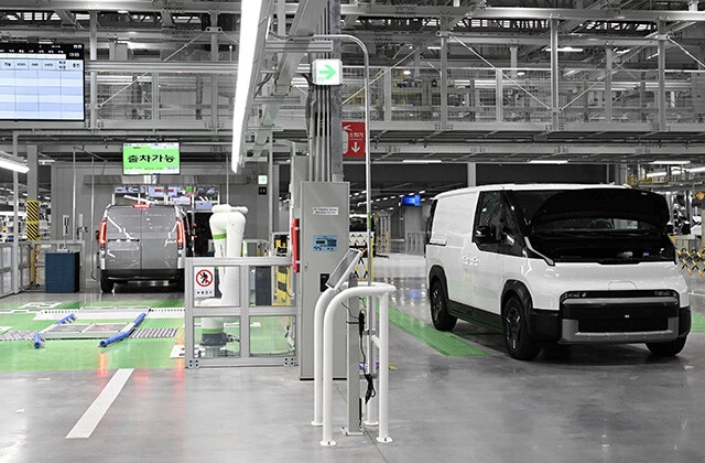 自動化率98％を誇る次世代工場。車体や部品の搬送を無人化し、工場内には人の姿がほとんど見当たらない