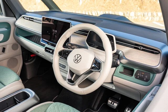 EVらしく先進性の高いコックピットが広がる。「視認性も高いですよ」（小田原先生）