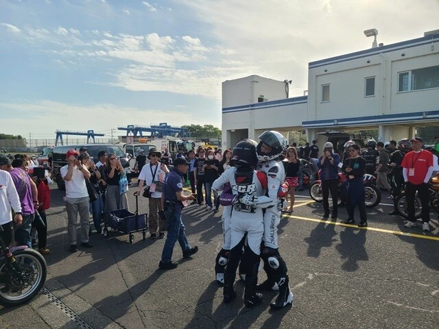 レース後に抱き合うJCRのメンバー