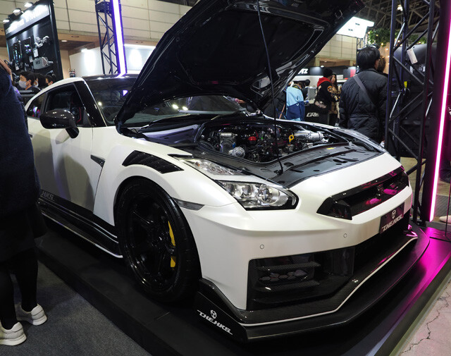 【第7位】HKS　THE HKS R35 GT-R DIMENSION Z　老舗チューニングメーカーの傑作2台。写真上のGT-Rは1億円突破カーで、海外の来場者から熱視線が注がれていた