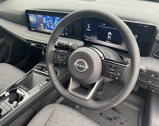 2枚の12.3インチモニターによる統合型ディスプレーを採用し、操作性も良好。室内にはソフト素材を使い、質感も向上