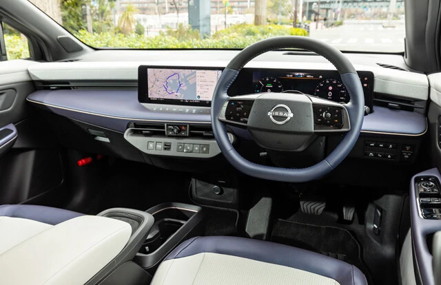 水平基調のダッシュボードとドアまで続くファブリック素材が、クリーンで居心地のいい室内を演出する