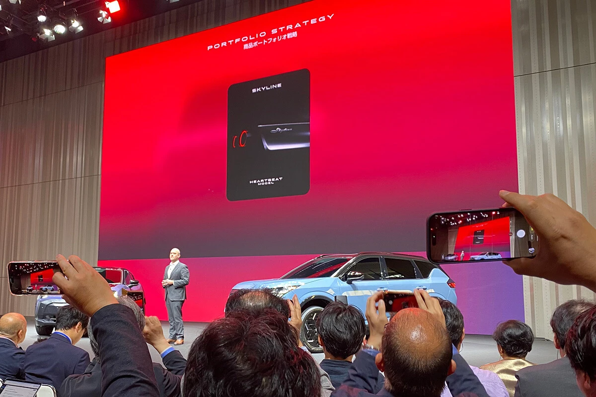 イバン・エスピノーサ社長の会見では、壇上に新型エクストレイル（右）やジュークEV（左）が並び、日本市場向けとして次期型スカイライン（中央モニター）の投入発表と＂チラ見せ＂も！
