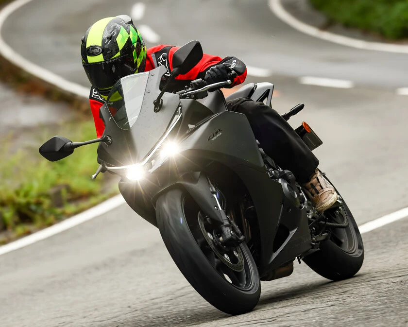 新世代の400cc直4を公道で徹底試乗！　ホンダ CBR400R FOUR E-Clutchの走りが楽しすぎる!!