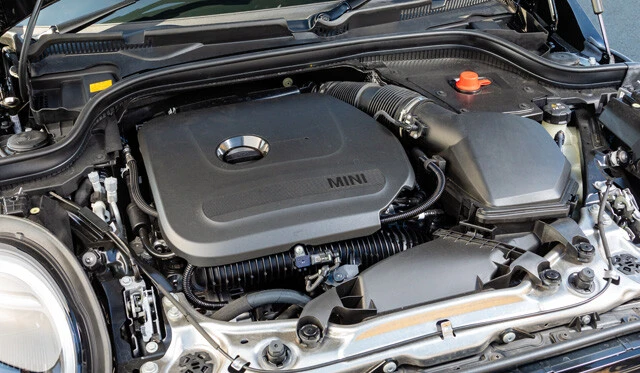 2リットル直列4気筒DOHC16バルブターボを搭載。231馬力・380Nmが、小さなボディに刺激を注ぎ込む
