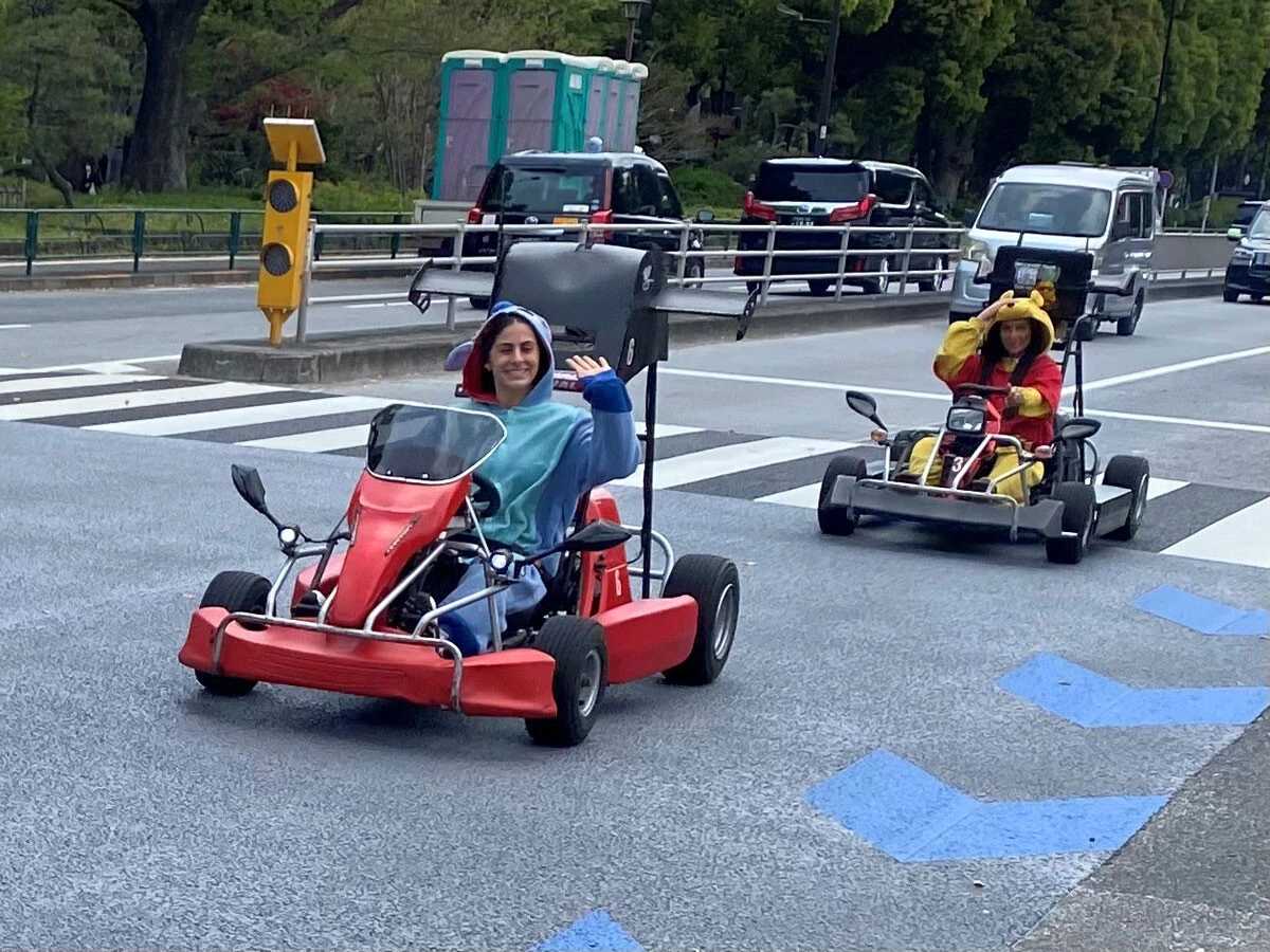近年、着ぐるみを着た訪日外国人観光客が、公道カートで東京都内を走行する姿が注目を集めている