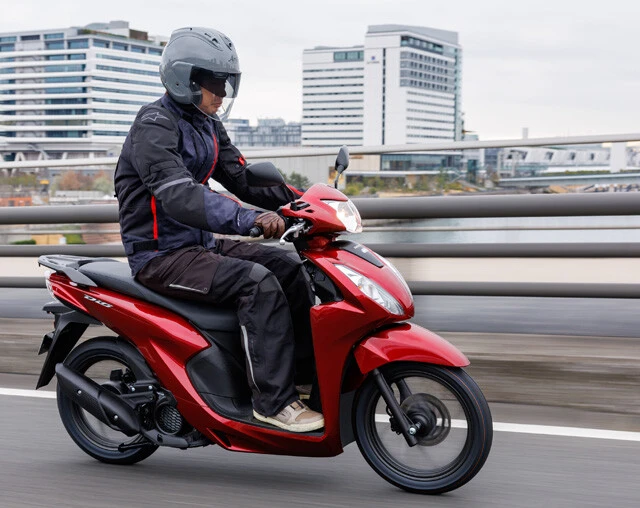 ホンダ ディオ110ライト 価格:23万9800円　前後14インチの大径ホイールで、クラスを超えた安定感を実現。さらにアイドリングストップやフロントディスクブレーキなど豪華装備を搭載しながら、この価格設定は圧巻