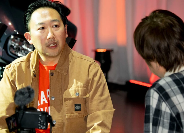 玉木代表への単独インタビューに臨む青木氏（右）。食事の場とは対照的に、緊張感あふれる問答が続いた