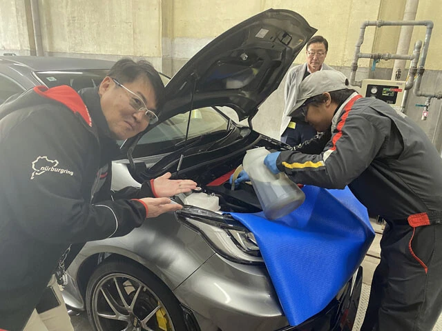 出光の研究所内で、植物由来レーシングオイルを山本氏（左）の愛車へと注入。作業に無駄がない。さすがオイルのプロ集団