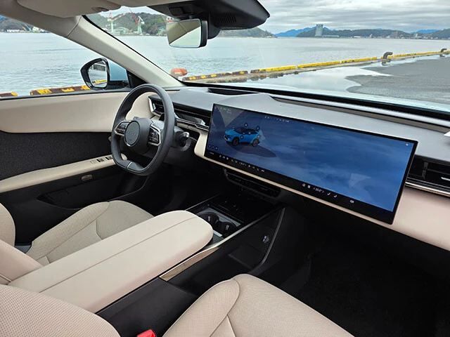 コックピットには26.45インチのスクリーンと、世界初の100インチ裸眼3DのHUDを備え、近未来感ギンギン