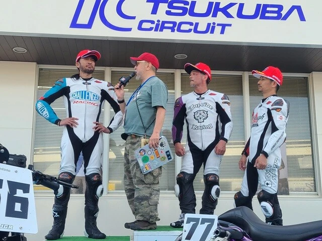 表彰台インタビューに答えるJCRのメンバー