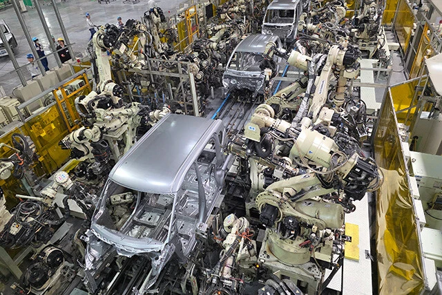 ダイハツは高価な専用ロボットに頼らず、自社製の手元化装置などを活用。現場の知恵で低コスト化と安全性向上を達成
