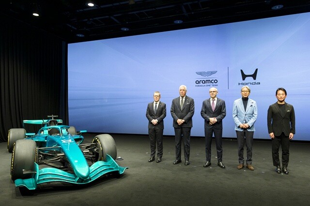 ドメニカリ氏のインタビューに先立って行なわれた「2026 Honda × Aston Martin Aramco F1 Teamニューパートナーシップ始動発表会」。ホンダの三部敏宏社長（右からふたり目）、F1のステファノ・ドメニカリCEO（中央）、アストンマーティンのローレンス・ストロール氏（左からふたり目）などが登壇した