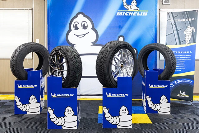 左2本がスポーツ走行に対応した初のオールシーズンタイヤ。右の2本は、新製品のオールシーズンモデルとなる