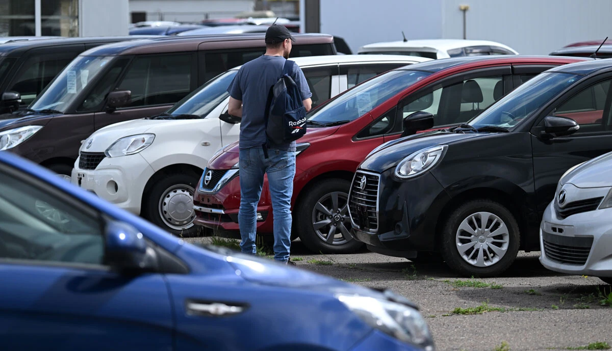 経済制裁で日本メーカーの新車が正規ルートで買えないロシアでは中古の日本車が人気沸騰。クラスノヤルスク郊外の野外中古車店には日本車がズラリ