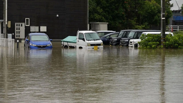 豪雨で水没したクルマ。走行不能になっても、海外では需要があるという。写真は大雨災害に見舞われた富山県氷見市