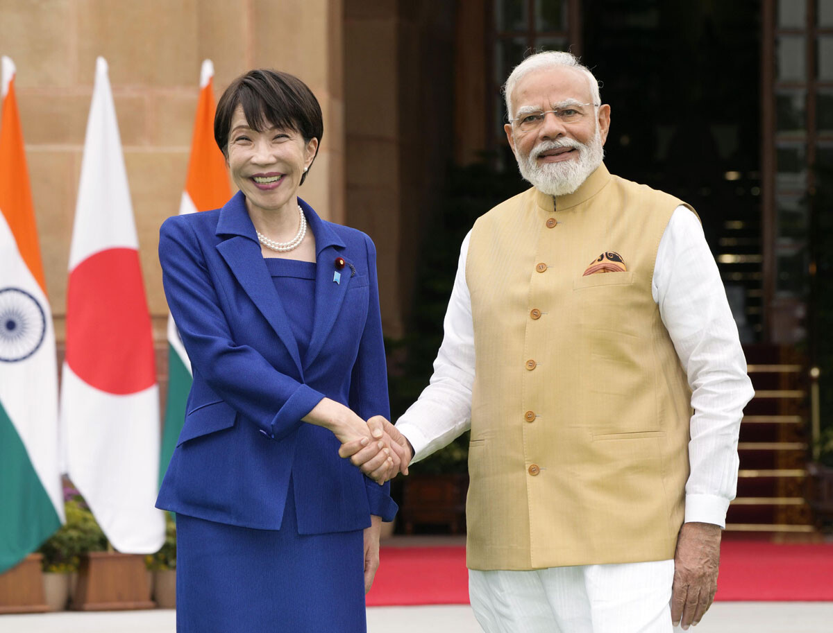 7月2日、インド・ニューデリーでの日印首脳会談を前に握手を交わす高市早苗首相（左）とナレンドラ・モディ首相
