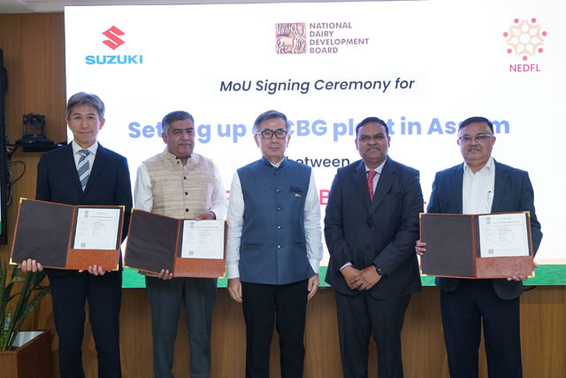 7月2日、インド・アッサム州で新たなバイオガスプラント建設に向けた覚書を締結した鈴木俊宏社長（中央）ら
