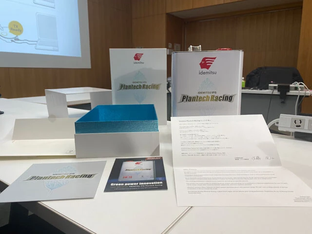 4万円（!）の植物由来レーシングオイル。噂の植物由来レーシングオイルには、開発者からのメッセージ文も。その特別感はハンパない。まるで高級ギフトのよう