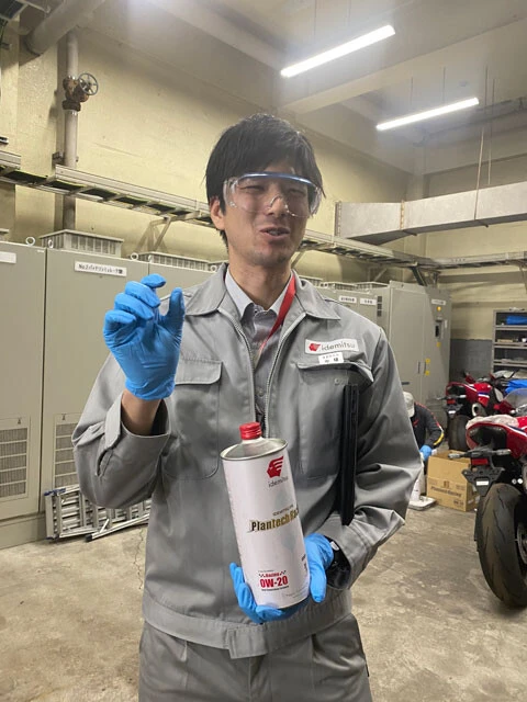 今回、研究所を案内してくれた中植大介氏（出光興産営業研究所モビリティオイル開発グループ）。世界初となる植物由来のレーシングオイル開発の中心を担った人物でもある