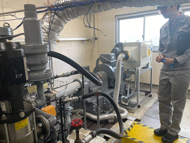 エンジンオイルなどを実際に循環させ、極限環境下で耐久性や性能を徹底的に計測する専用試験室にも案内された