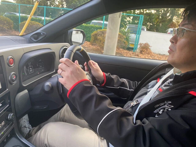 植物由来レーシングオイルを投入後、間髪入れずに試乗へ。走り出した瞬間、いつも舌鋒鋭い山本氏の表情が変わった