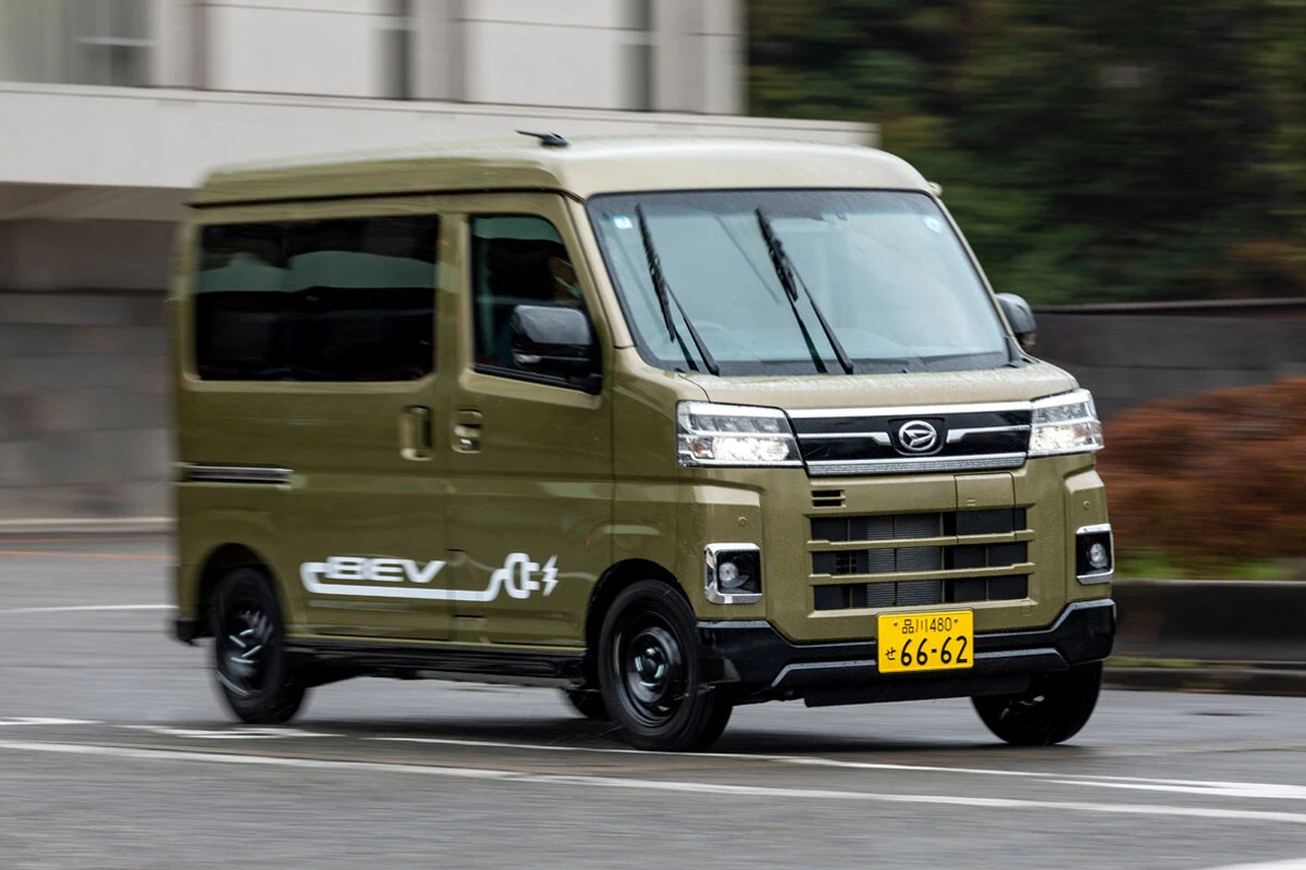 3社協業で爆誕!!トヨタやスズキにも供給される軽商用EVは、どこまで通用するのか。週プレ自動車班が東京都内の公道で徹底チェックしたダイハツ e-アトレー