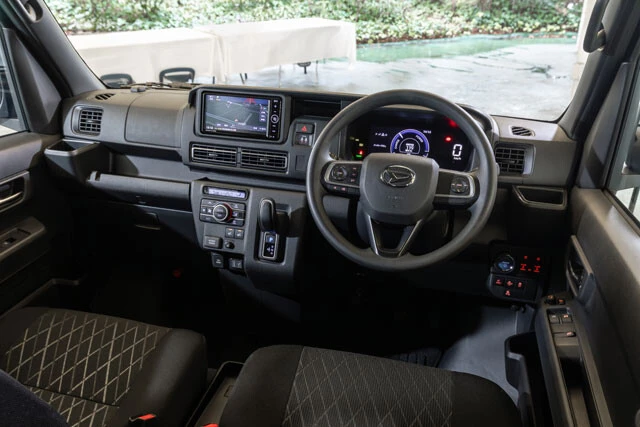 ダイハツ e-アトレーは、液晶メーターに加えてオートエアコンやキーフリー、パワースライドドアまでも標準で装備